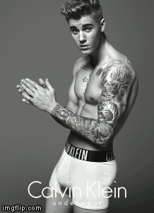 Nie tylko kobiety mają kompleksy – Do sieci wyciekło zdjęcie bez retuszu Justina Biebera, który niedawno wziął udział w kampanii reklamowej Calvina Kleina 