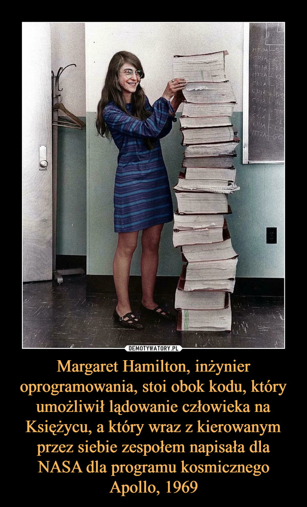 Margaret Hamilton, inżynier oprogramowania, stoi obok kodu, który umożliwił lądowanie człowieka na Księżycu, a który wraz z kierowanym przez siebie zespołem napisała dla NASA dla programu kosmicznego Apollo, 1969 –  
