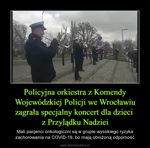 Policyjna orkiestra z Komendy Wojewódzkiej Policji we Wrocławiu zagrała specjalny koncert dla dzieci z Przylądku Nadziei – Mali pacjenci onkologiczni są w grupie wysokiego ryzyka zachorowania na COVID-19, bo mają obniżoną odporność 