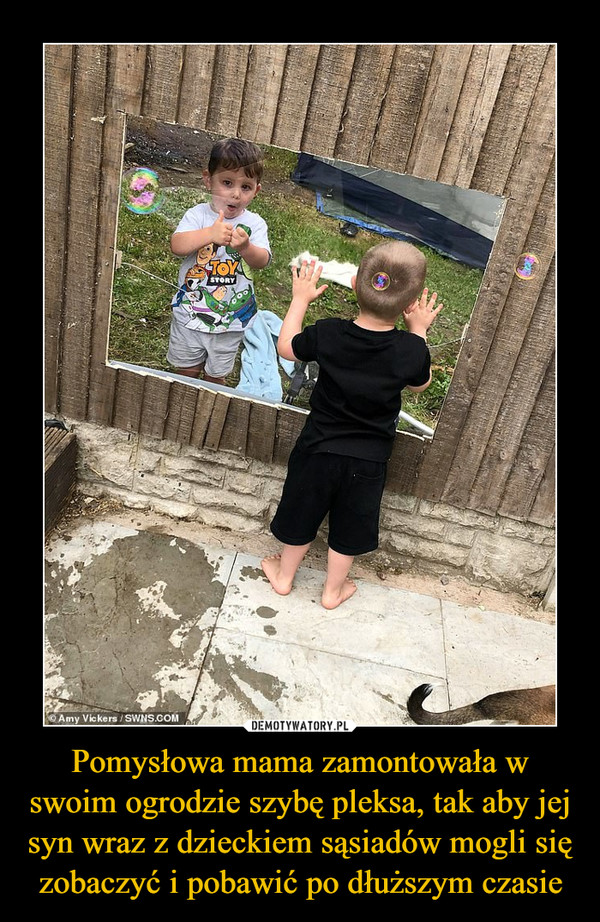Pomysłowa mama zamontowała w swoim ogrodzie szybę pleksa, tak aby jej syn wraz z dzieckiem sąsiadów mogli się zobaczyć i pobawić po dłuższym czasie –  