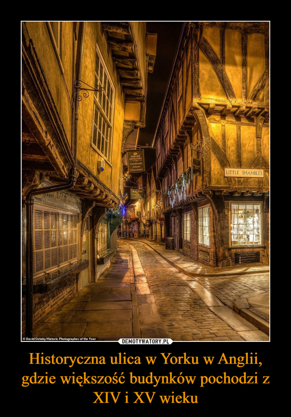 Historyczna ulica w Yorku w Anglii, gdzie większość budynków pochodzi z XIV i XV wieku –  