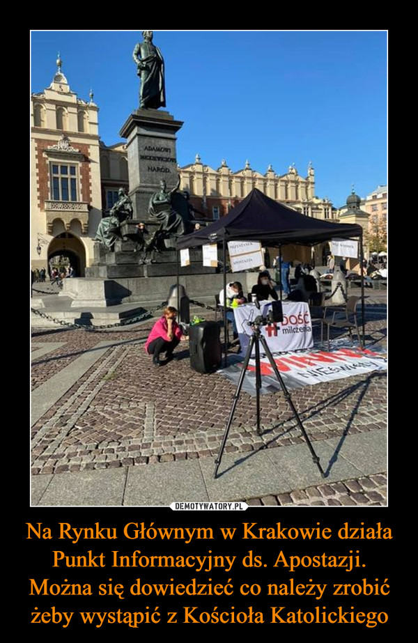 Na Rynku Głównym w Krakowie działa Punkt Informacyjny ds. Apostazji. Można się dowiedzieć co należy zrobić żeby wystąpić z Kościoła Katolickiego –  