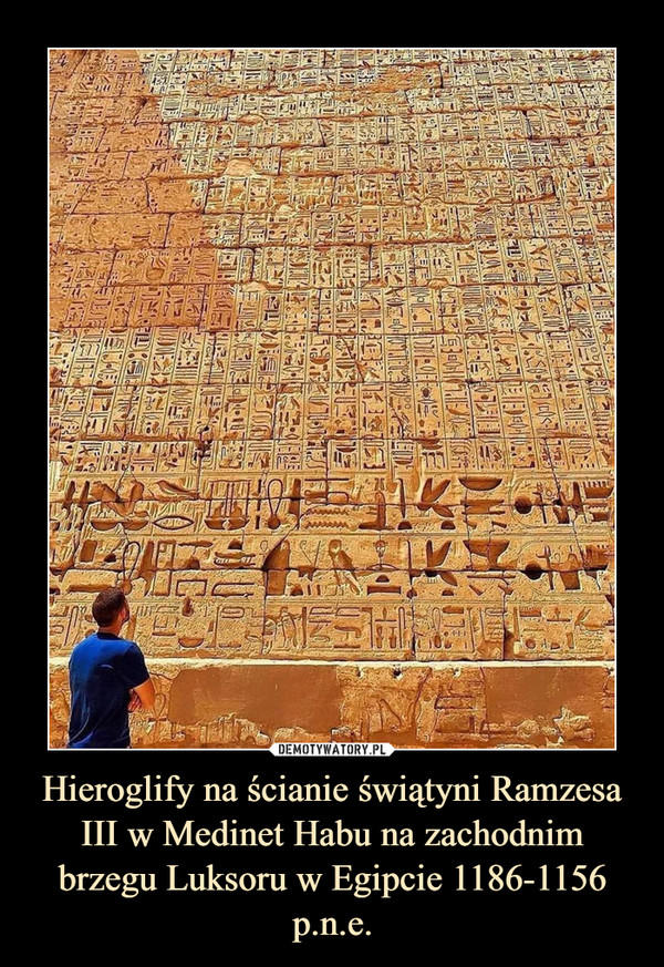 Hieroglify na ścianie świątyni Ramzesa III w Medinet Habu na zachodnim brzegu Luksoru w Egipcie 1186-1156 p.n.e. –  