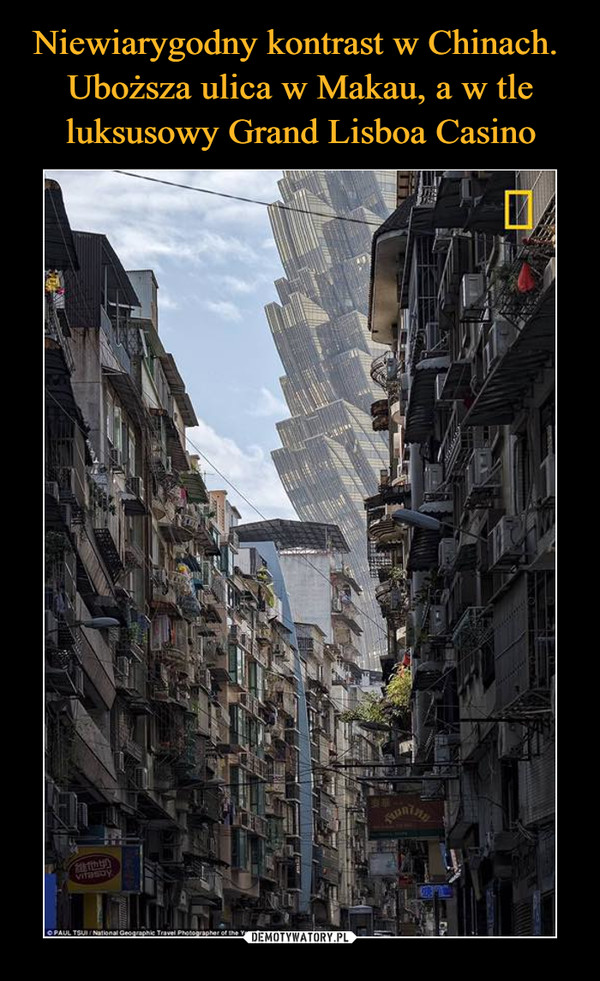 Niewiarygodny kontrast w Chinach.  Uboższa ulica w Makau, a w tle luksusowy Grand Lisboa Casino