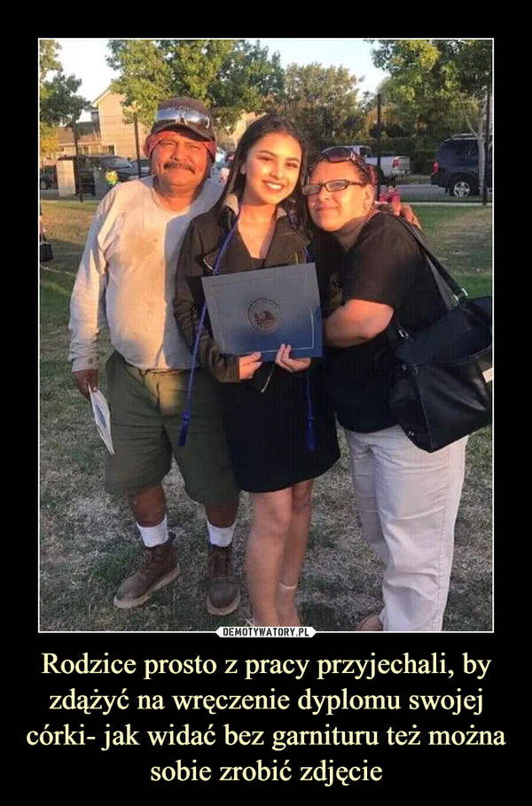 Rodzice prosto z pracy przyjechali, by zdążyć na wręczenie dyplomu swojej córki- jak widać bez garnituru też można sobie zrobić zdjęcie