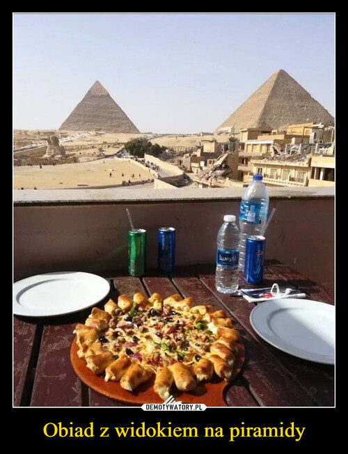 Obiad z widokiem na piramidy