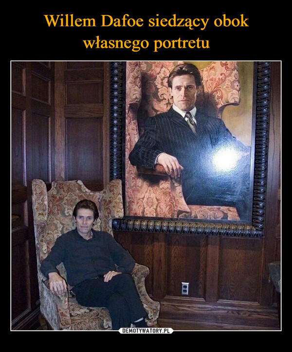 Willem Dafoe siedzący obok własnego portretu