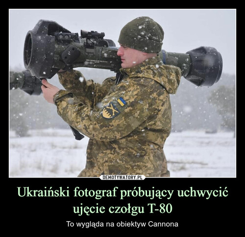 Ukraiński fotograf próbujący uchwycić ujęcie czołgu T-80