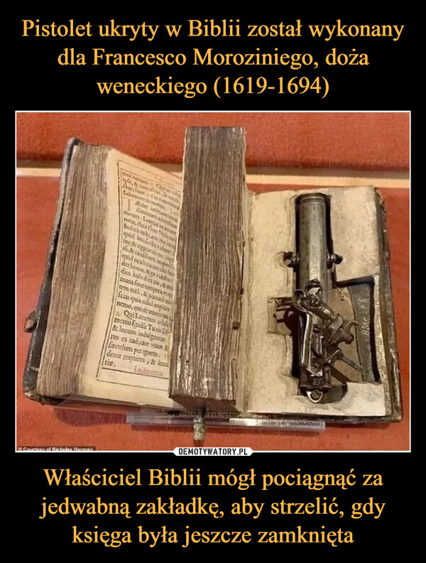 Właściciel Biblii mógł pociągnąć za jedwabną zakładkę, aby strzelić, gdy księga była jeszcze zamknięta –  