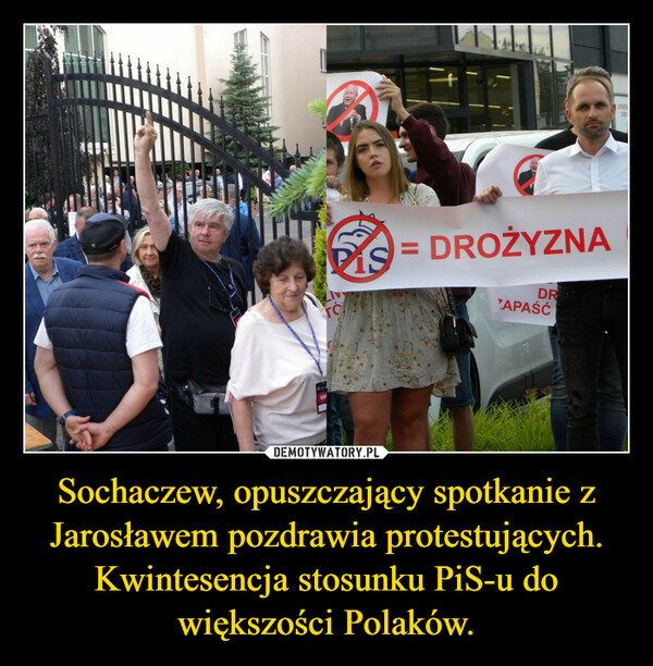 Sochaczew, opuszczający spotkanie z Jarosławem pozdrawia protestujących.
Kwintesencja stosunku PiS-u do większości Polaków.