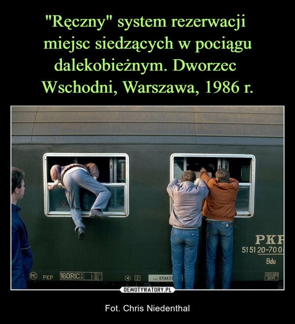 "Ręczny" system rezerwacji 
miejsc siedzących w pociągu dalekobieżnym. Dworzec 
Wschodni, Warszawa, 1986 r.