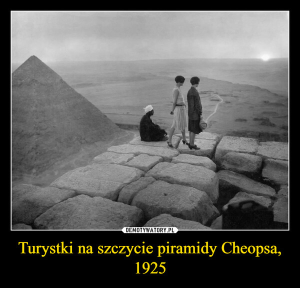 Turystki na szczycie piramidy Cheopsa, 1925 –  
