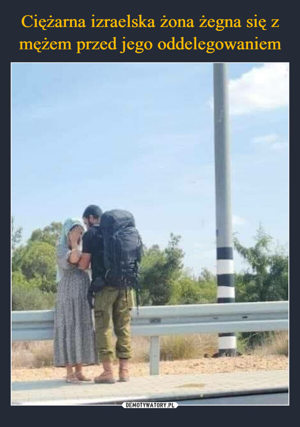 Ciężarna izraelska żona żegna się z mężem przed jego oddelegowaniem