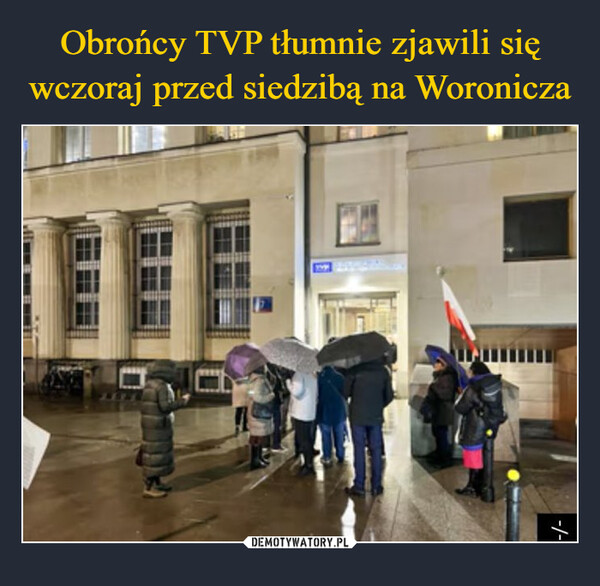 Obrońcy TVP tłumnie zjawili się wczoraj przed siedzibą na Woronicza